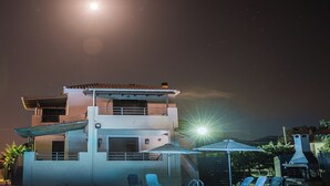 A modern two-story house with a swimming pool, lounge chairs, and a barbecue area. - Village Villas Lefkada 2 floor villa, Pool, Large Garden near beaches, & city (Καριώτες)