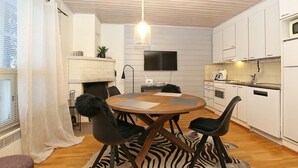 Classic Apartment, 1 Bedroom, Non Smoking, Sauna | Dining room