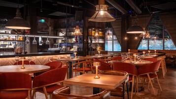 Der serveres morgenmad, frokost, aftensmad og lokale retter