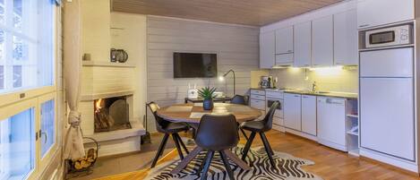 Leilighet – classic, 1 soverom, ikke-røyk, badstue | Oppholdsområde | TV