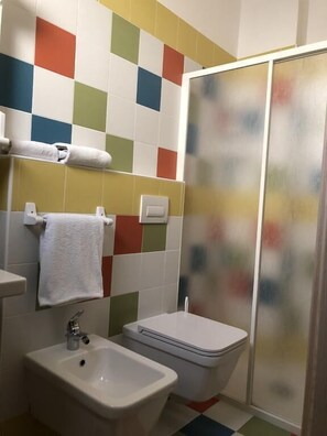 Doccia, soffione a pioggia, bidet, sapone