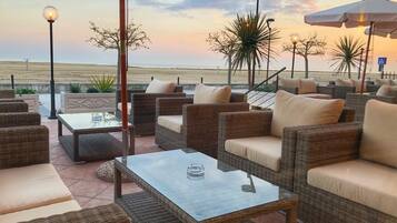 Bar lounge