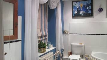 Combined shower/bathtub, free toiletries, hair dryer