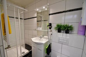 Apartment, 2 Schlafzimmer (Burgblick) | Badezimmer | Dusche, Haartrockner, Bademäntel, Handtücher