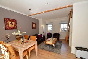 Apartment, 2 Schlafzimmer (Burgblick) | Essbereich im Zimmer