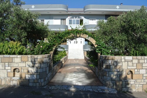 Traditional Villa with Apartements in Olive Grove