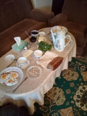 Desayuno de cocina local (USD 5 por persona)