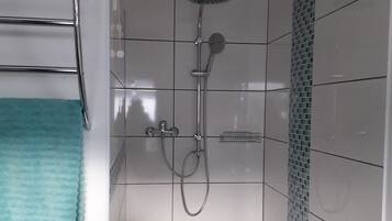 Een douche, een bidet, handdoeken
