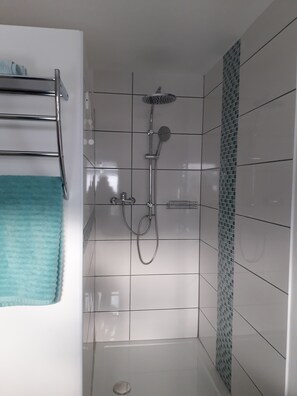 Douche, bidet, serviettes fournies