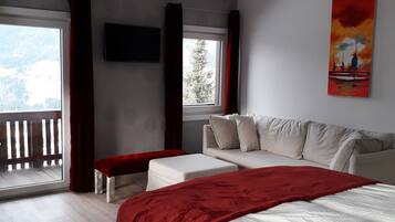 ๋๋ญ์ค๋ฃธ, ๋ฐ์ฝ๋ | ์๋ง ์ปคํผ, ๋ฐฉ์ ์ค๋น, ๋ฌด๋ฃ WiFi, ์นจ๋ ์ํธ