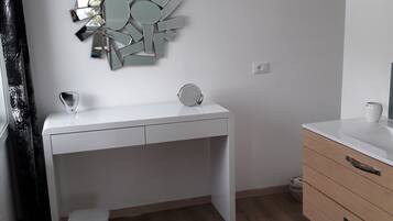 ๋ก์ด ๋๋ธ๋ฃธ, ์ฐ ์ ๋ง | ์์ค | ์ค์ ์์ค, ๋น๋ฐ, ํ์