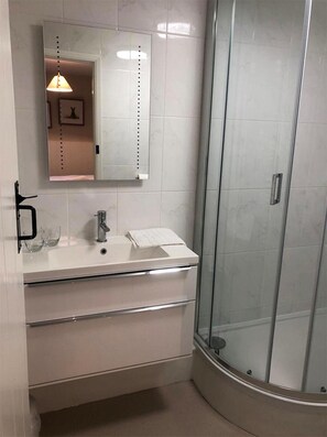 Room, 1 King Bed (Dragonfly) | Bathroom | Towels - The Clifden Arms (Aylesbury)