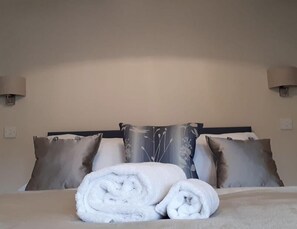 Double Room (Leaf) | Individually decorated, individually furnished, desk, laptop workspace - The Clifden Arms (Aylesbury)
