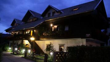 Fassade der Unterkunft – Abend/Nacht