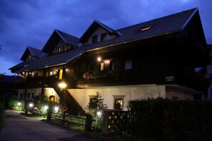 住宿正面 (夜晚)