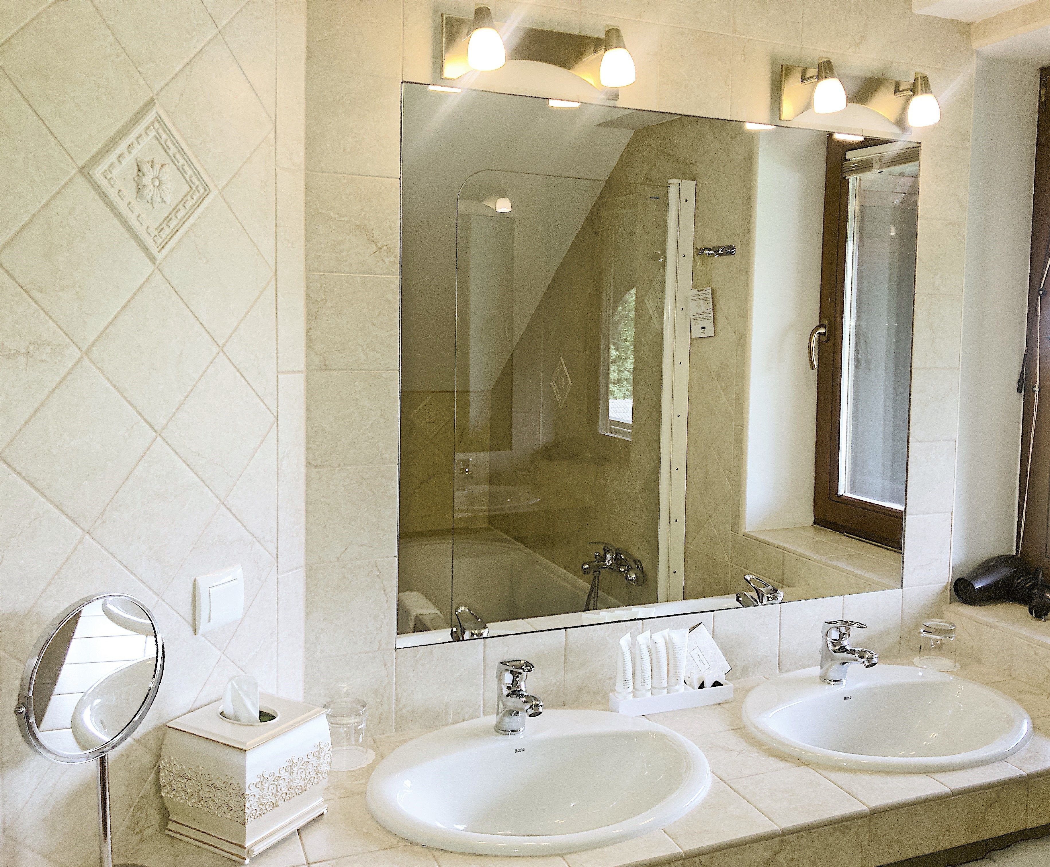 Suite Confort | Baño | Ducha, artículos de higiene personal gratuitos y secador de pelo