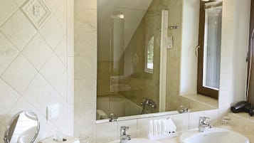 Suite Confort | Baño | Ducha, artículos de higiene personal gratuitos y secador de pelo