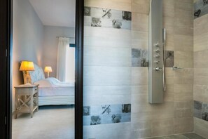 Dusche, Haartrockner, Handtücher, Seife