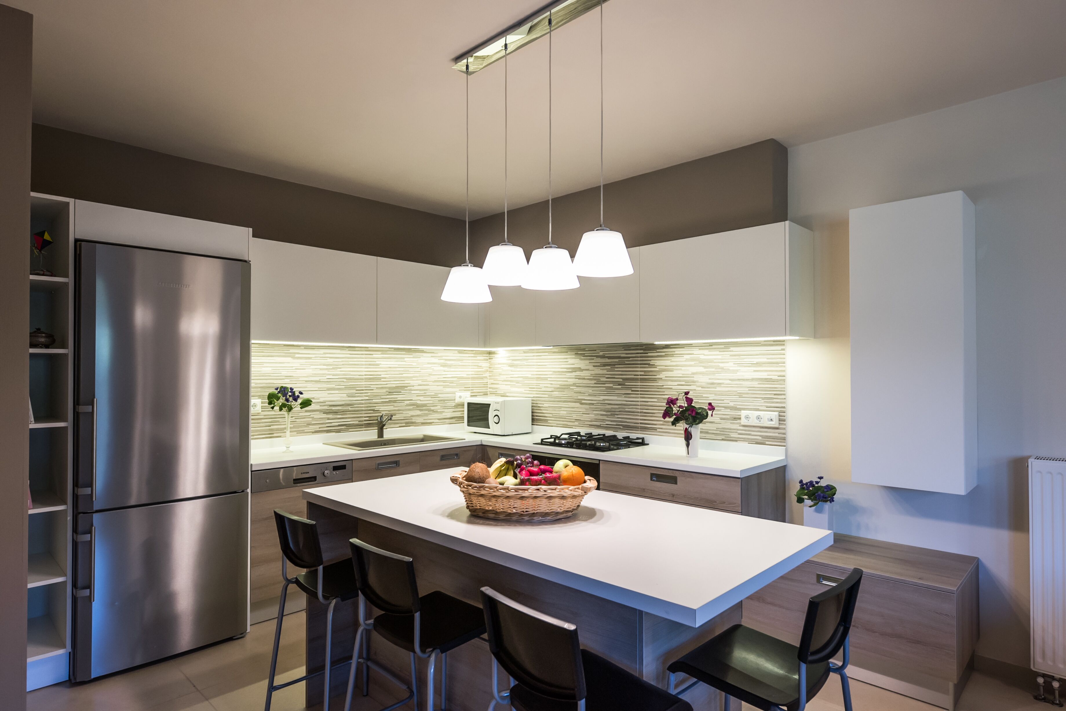 Frigorifero, microonde, forno, piano cottura