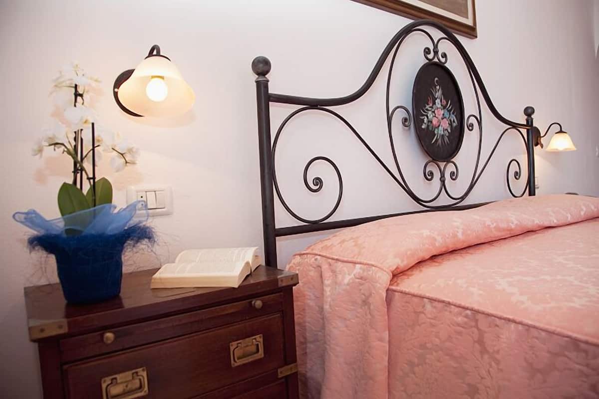 Habitación panorámica con 1 cama doble o 2 individuales | Caja fuerte, escritorio, espacio para trabajar con un portátil