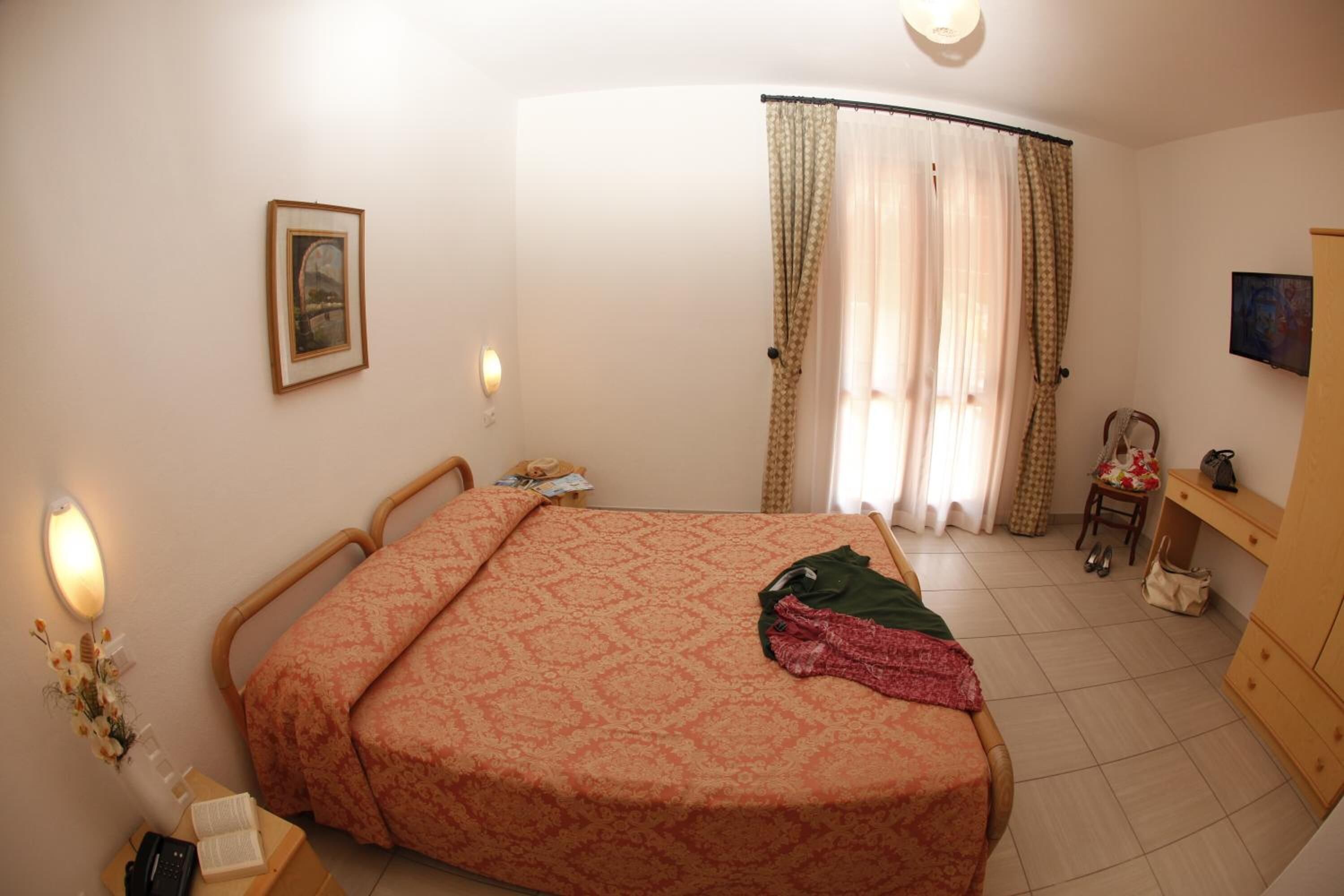 Una cassaforte in camera, una scrivania, postazione laptop