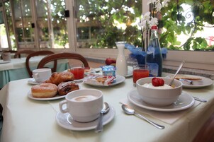 Café da manhã com buffet grátis todos os dias