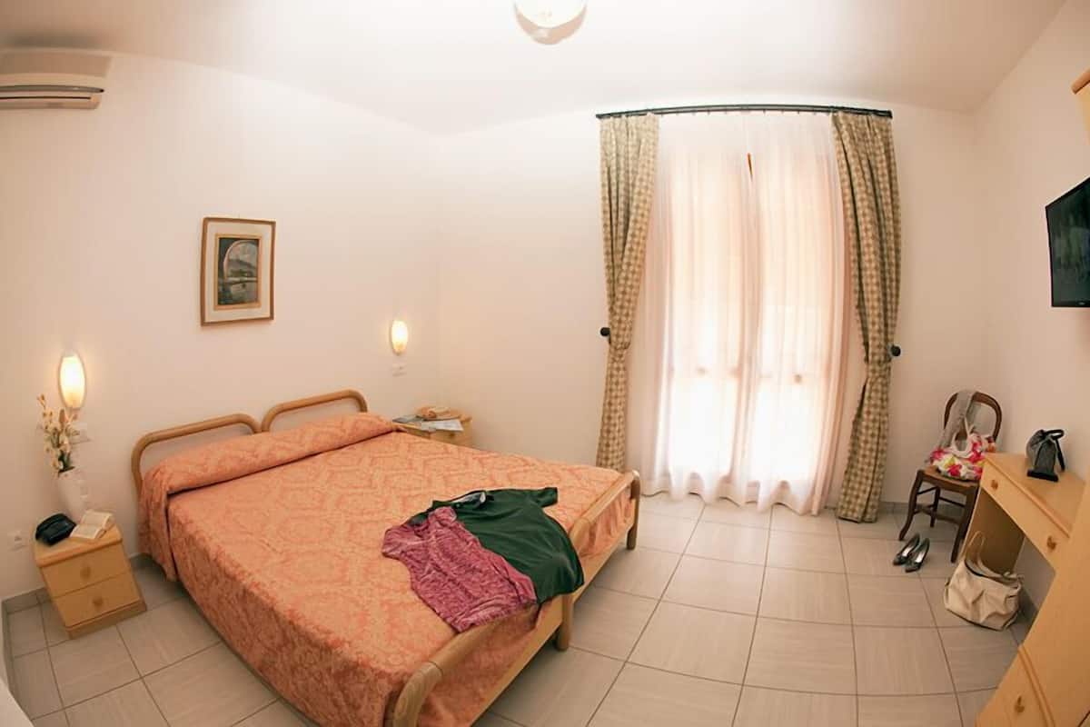 Habitación Confort con 1 cama doble o 2 individuales | Baño | Ducha, artículos de higiene personal gratuitos, secador de pelo y bidé