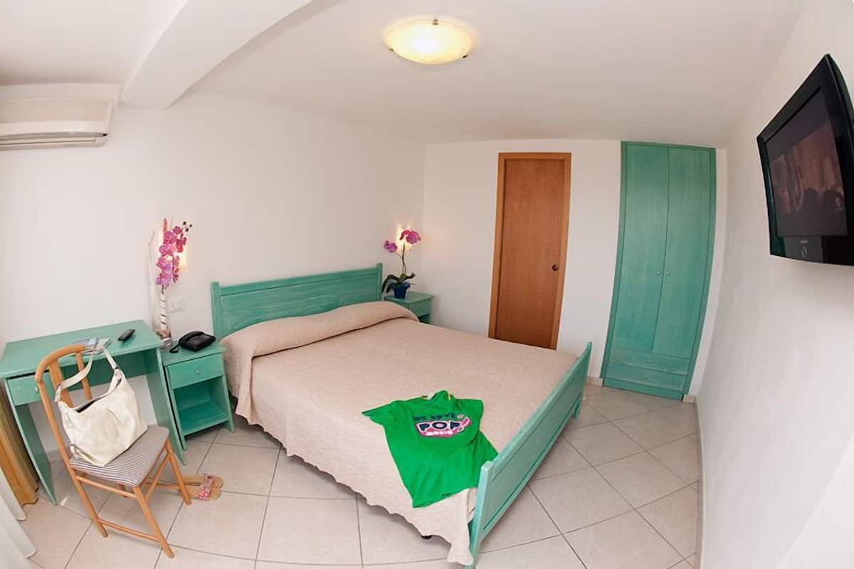 Habitación clásica con 1 cama doble o 2 individuales | Caja fuerte, escritorio, espacio para trabajar con un portátil
