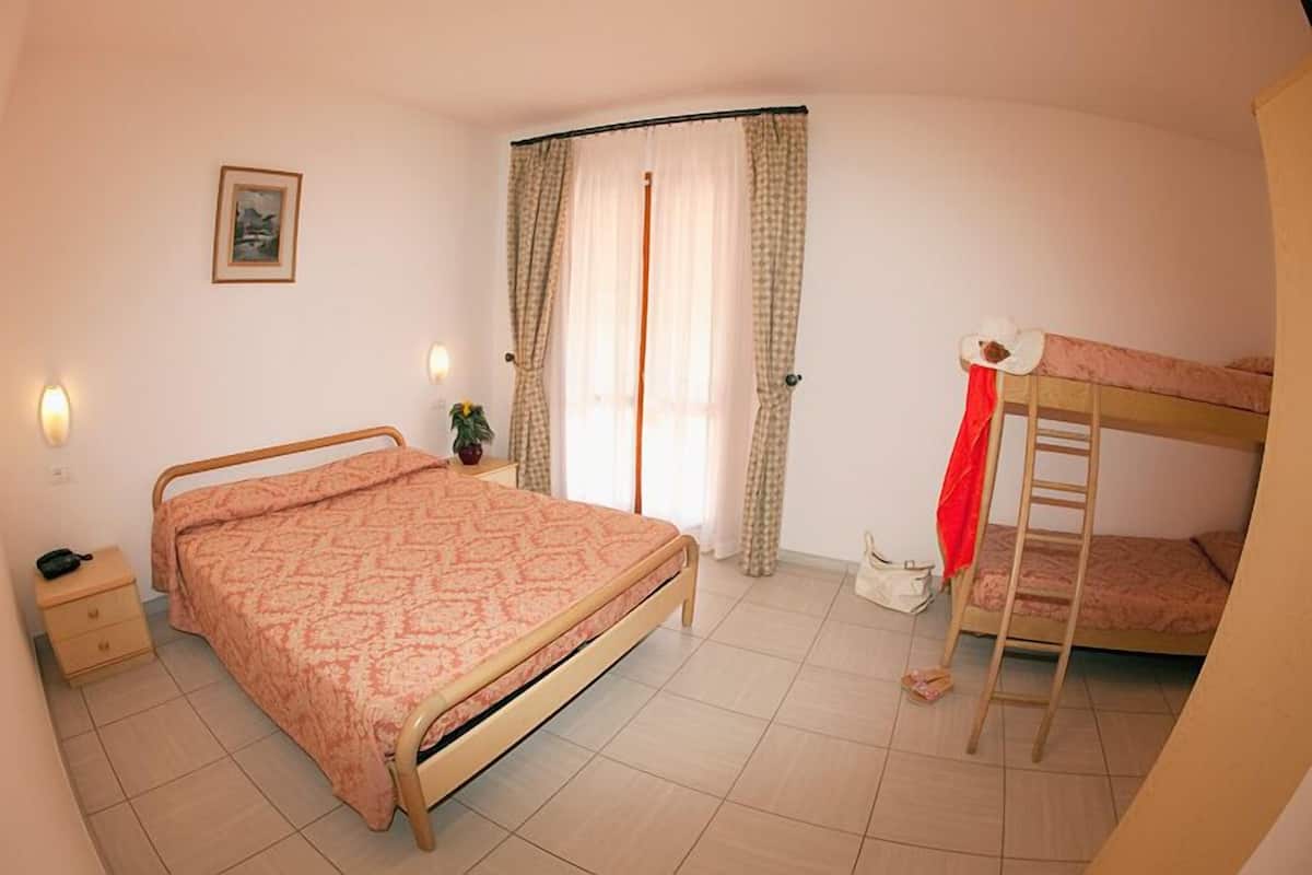 Habitación cuádruple Confort | Caja fuerte, escritorio, espacio para trabajar con un portátil