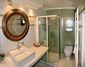 Combined shower/bathtub, hair dryer, towels, soap