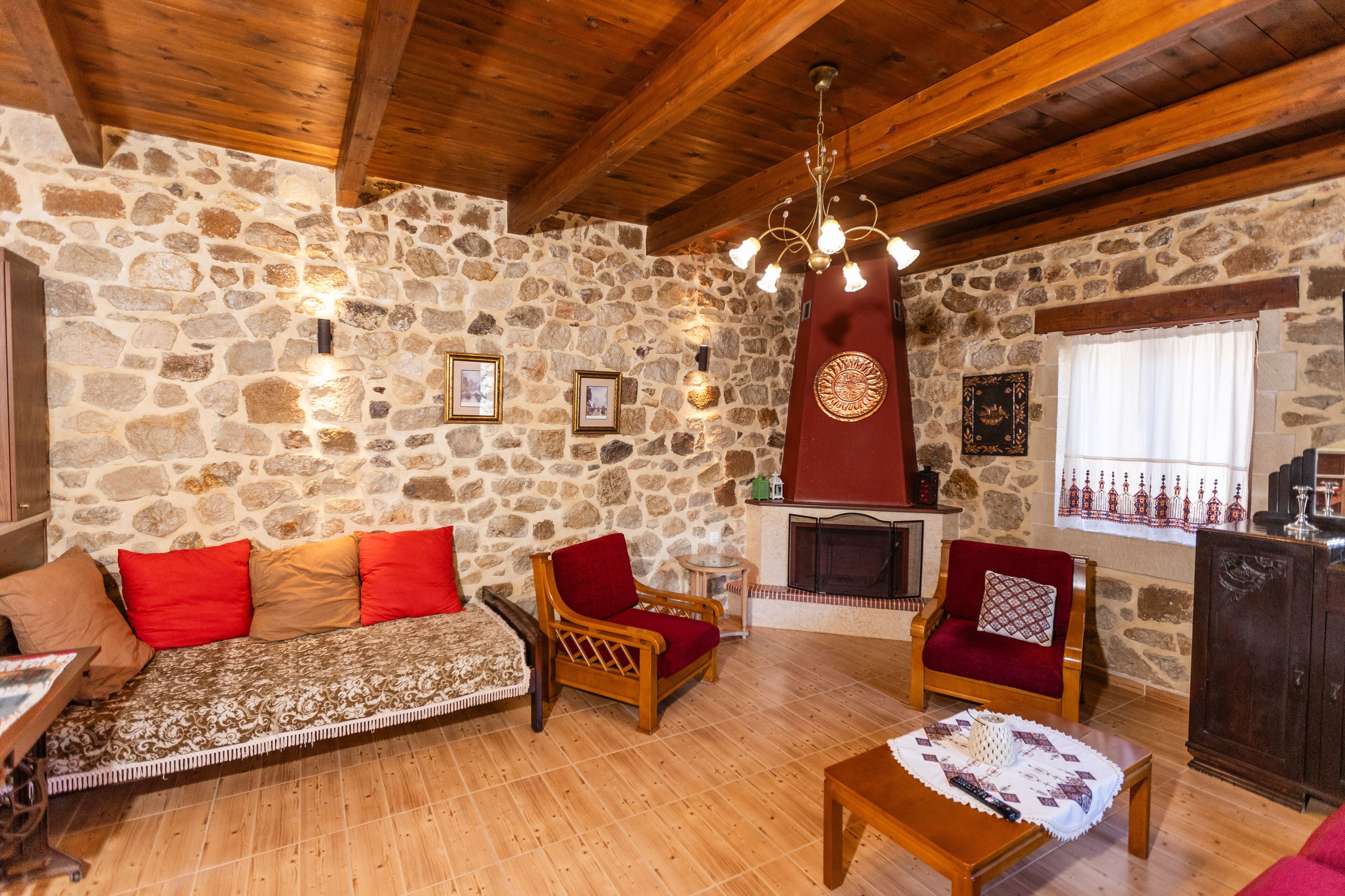 Een smart-tv en een open haard