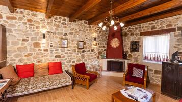 Een smart-tv en een open haard