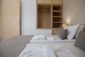 3 bedrooms, in-room safe, iron/ironing board, travel cot - Villa Astro- Less than 5-Min Walk to Kalivaki Beach with private pool (Γεωργιούπολη)