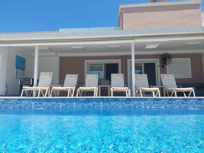 Outdoor pool - Villa Astro- Less than 5-Min Walk to Kalivaki Beach with private pool (Γεωργιούπολη)