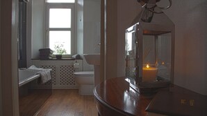 Unclassified image, 2 of 14, button - Auld Leigh-Lann Apartments (Anstruther)