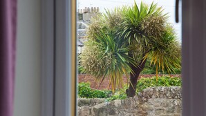 Unclassified image, 3 of 14, button - Auld Leigh-Lann Apartments (Anstruther)