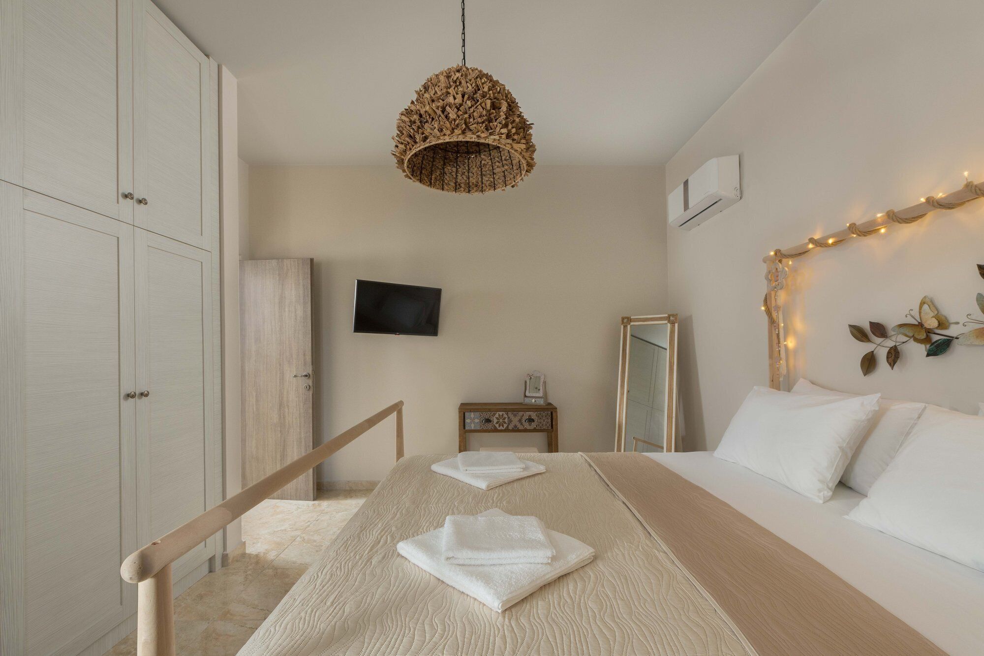 6 bedrooms, desk, iron/ironing board, free WiFi