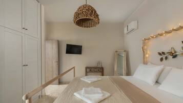 6 bedrooms, desk, iron/ironing board, free WiFi