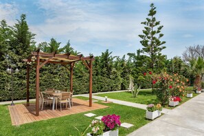 Outdoor dining - Evelyn Villa with private pool up to 10 (Αρχάγγελος)