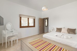 6 Schlafzimmer, Zimmersafe, Schreibtisch, Bügeleisen/Bügelbrett