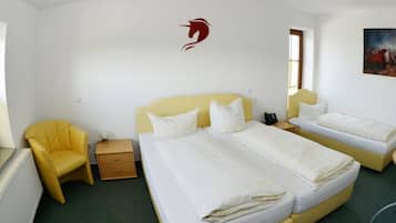 Zimmersafe, Verdunkelungsvorhänge, kostenloses WLAN, Bettwäsche