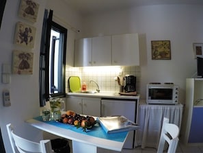 Fridge, oven, stovetop, coffee/tea maker