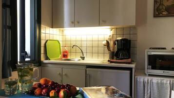 Fridge, oven, stovetop, coffee/tea maker