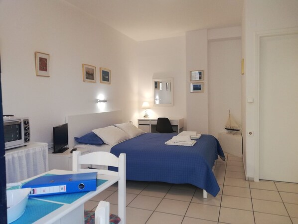 Coffre-fort, bureau, fer et planche à repasser, lit de bébé portatif