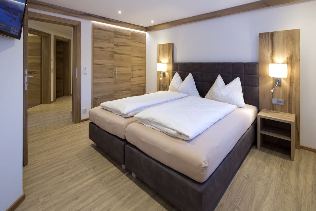 Deluxe Apartment, 2 Bedrooms (Rosenegg) | Peralatan tempat tidur hipoalergenik, seterika/papan seterika