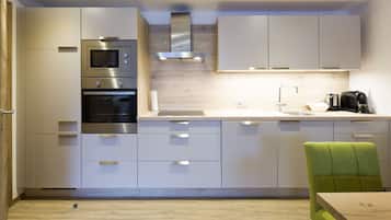Deluxe Apartment, 2 Bedrooms (Rosenegg) | Dapur peribadi | Peti sejuk, dapur, cerek elektrik, kerusi tinggi