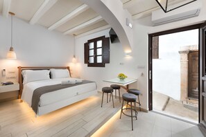 1 makuuhuone, tallelokero huoneessa, työpöytä, äänieristys