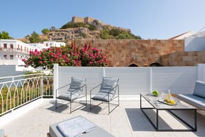 Outdoor dining - Lindos Shore Junior Suite very close to Lindos Main Beach (Λίνδος)
