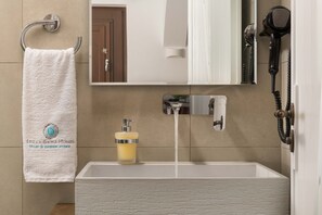 Suihkun ja ammeen yhdistelmä, hiustenkuivaaja, kylpytakit, tohvelit