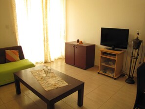 Apartment, 1 Bedroom, Pool Access | Living room